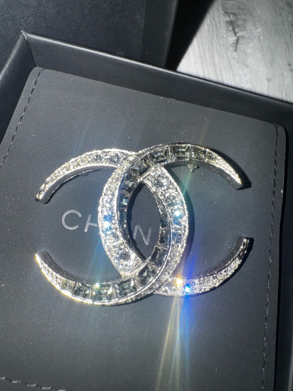 CHANEL Baguette Crystal Dubai CC Brooch Silver - Picture 5 of 7
